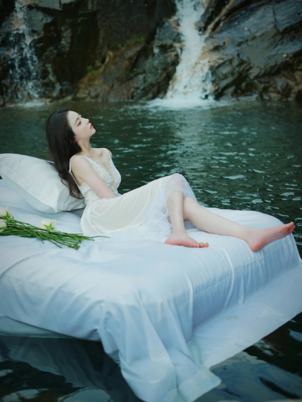 下个夏天一定要拍的水上漂浮床写真 100元不到的道具拍出来的,玩水的