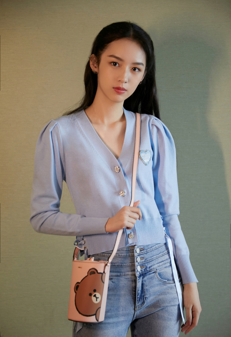 周也,1998年5月20日出生于重庆市,中国内地女演员,毕业于北京电影学院