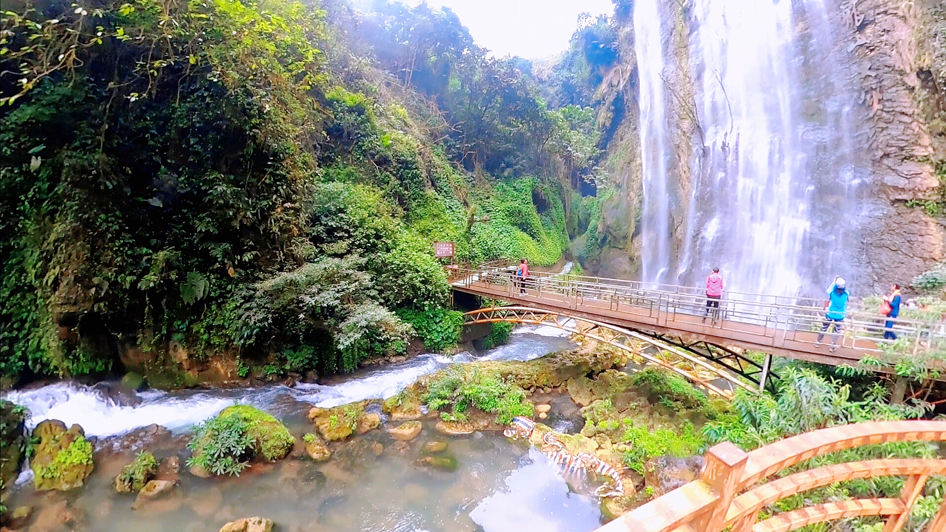 靖西市古龙山大峡谷景区,是一个集瀑布,溶洞,暗河的神奇大峡谷