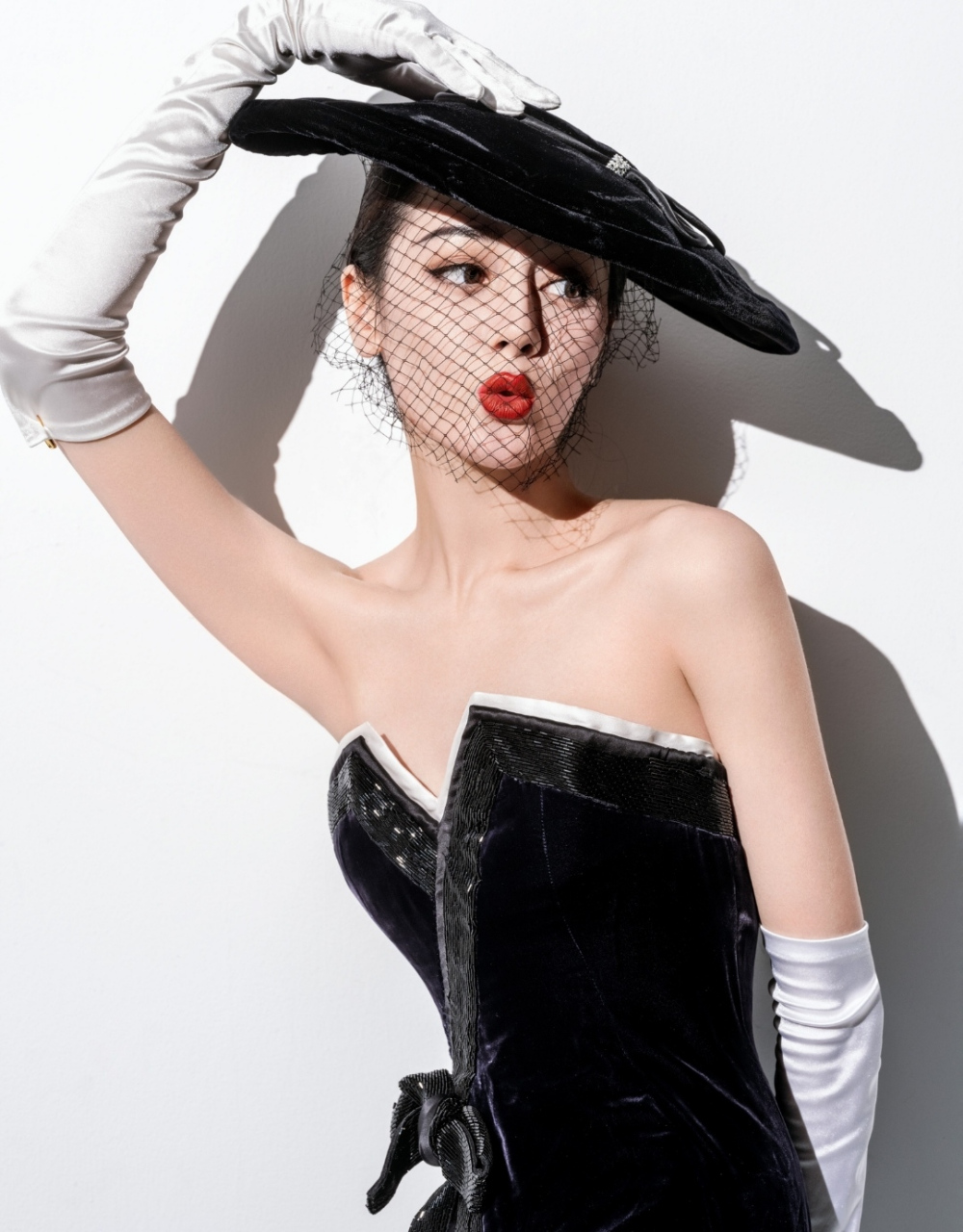 面纱的朦胧感美感十足,颜值高身材好,完美女神