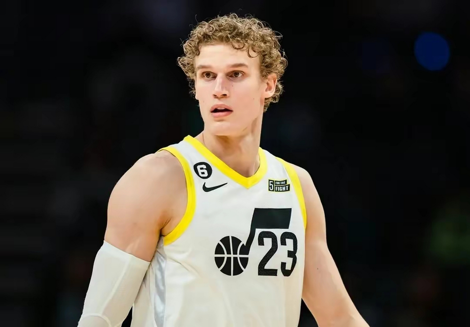 这个人就是爵士队芬兰全明星前锋马尔卡宁,他正在完成作为本国公民的