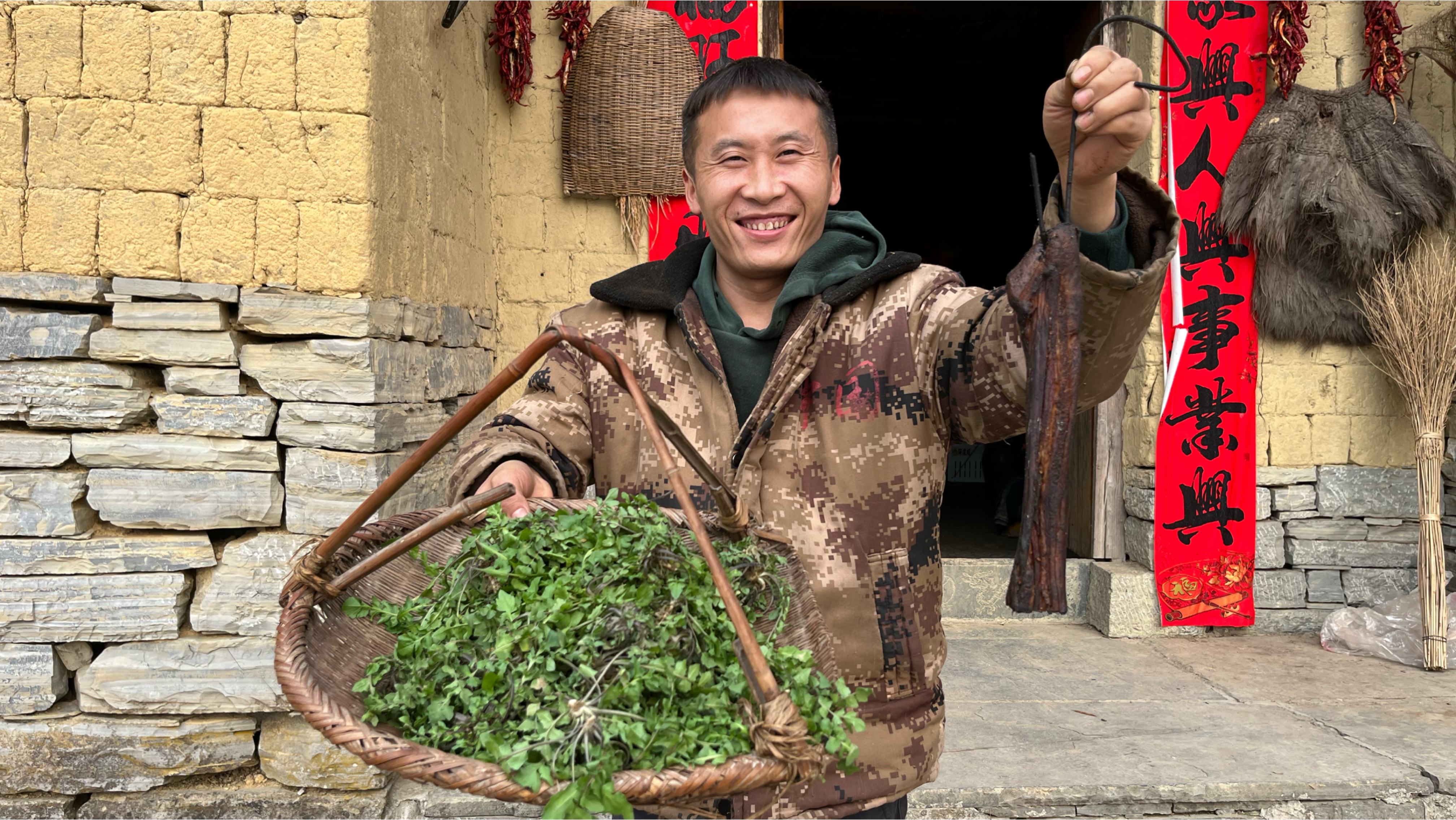在湘西腊肉是万能搭配,一篮子野生荠菜和一坨腊肉炒,简直太香了