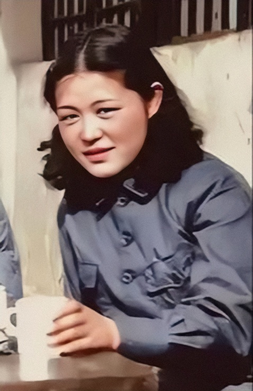 吴光伟在延安的老照片  第一张中唯一坐着的女子名为吴光伟,也是第二