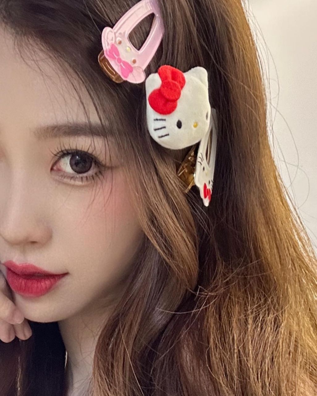 hello kitty发夹太可爱了. #明星穿搭# #明星动态# #虞书欣
