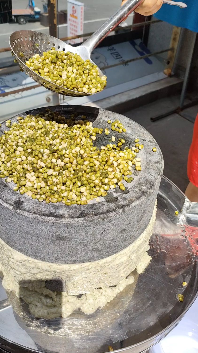 石磨现磨现做的绿豆饼,营养健康的绿色食品