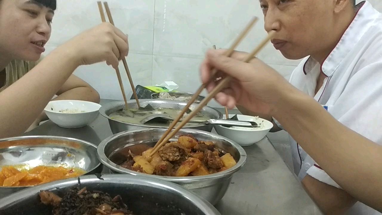 今日午餐:海带老鸭酸菜汤,盐烧白,红烧排骨,炒豆芽,南瓜片