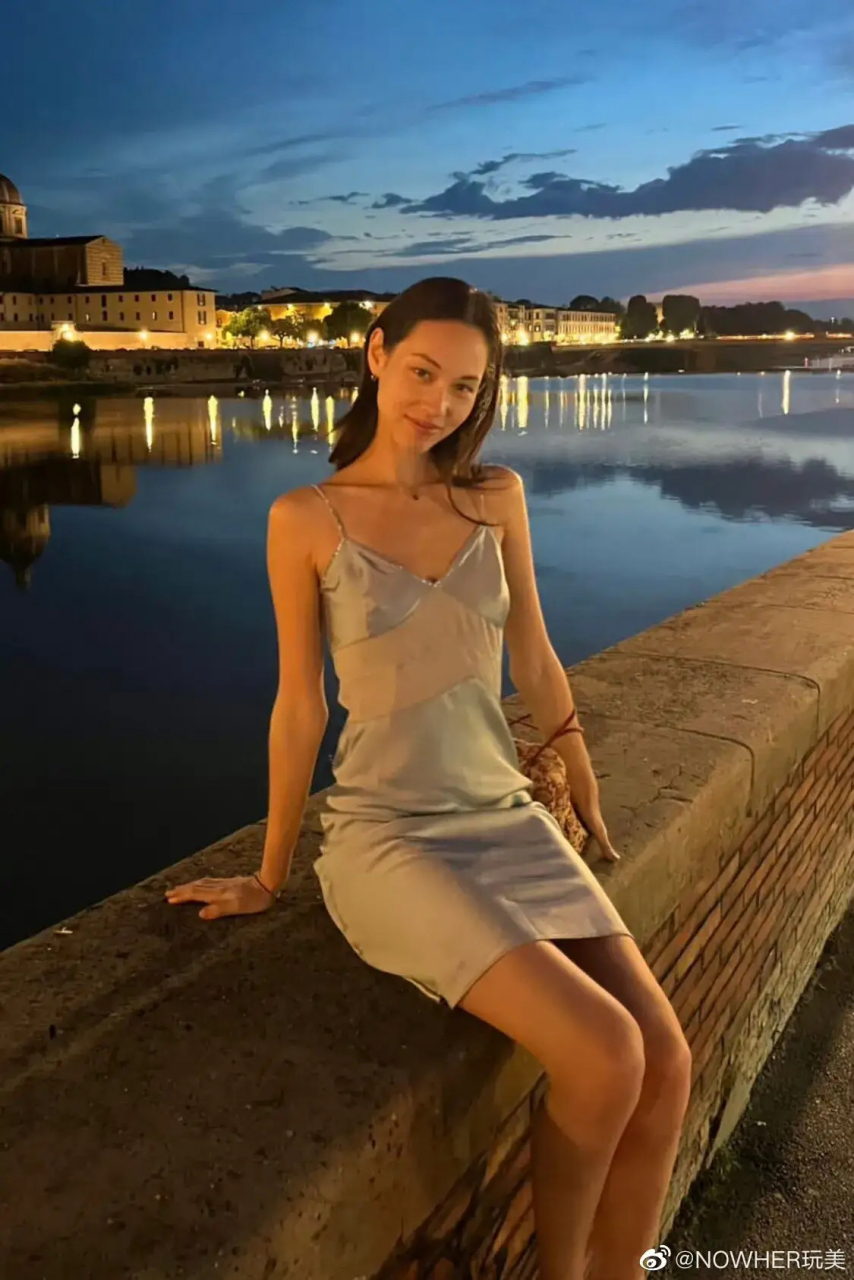 助我上热门# 水原希子吊带裙也太美了,她的突嘴一直被大家吐槽,但是