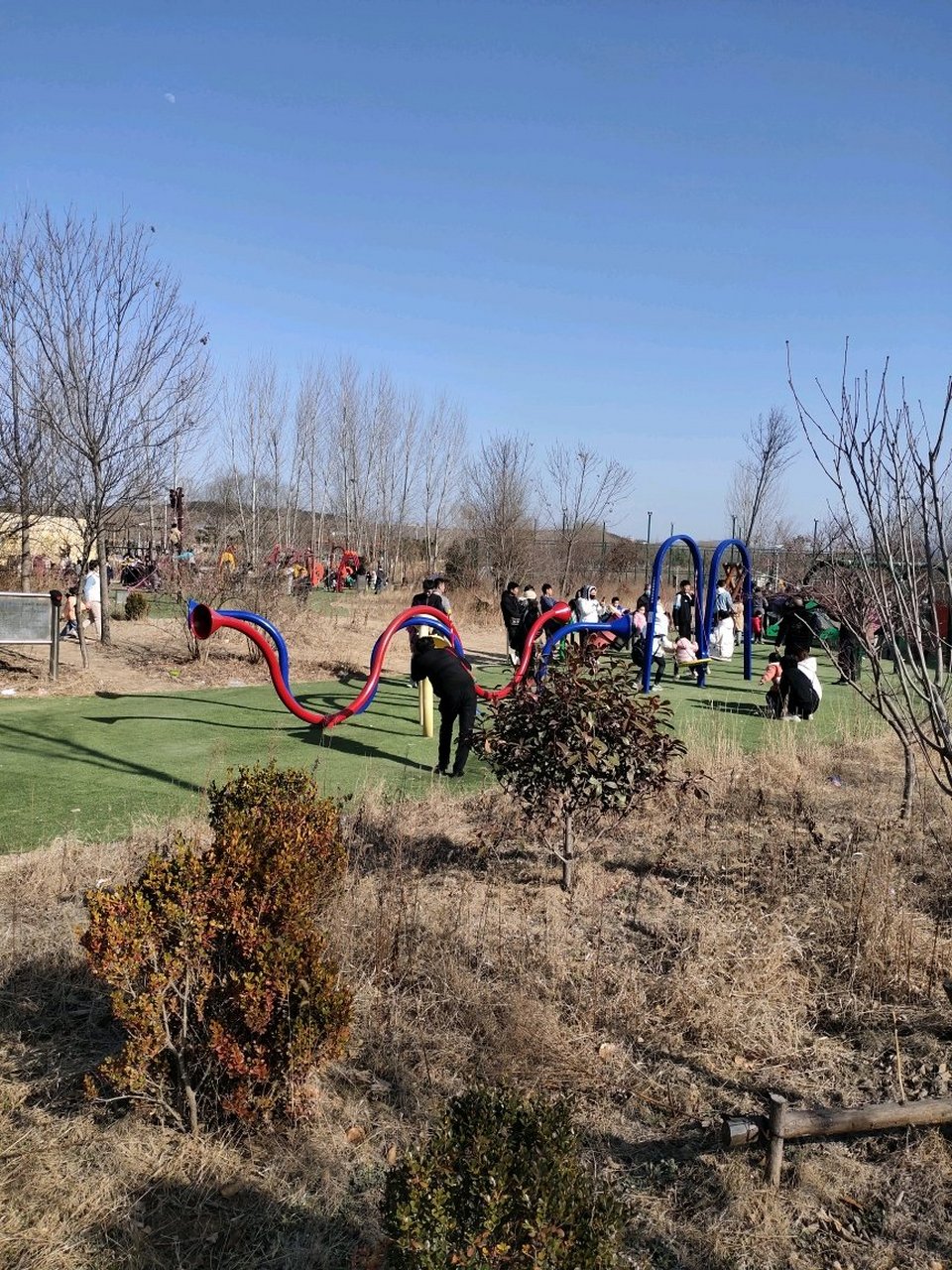即墨区环秀湖体育公园东部,靠近后南庄村的这个这个大滑梯游乐场不