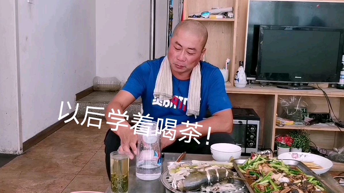 酒鬼市捡便宜到手2条鱼,2斤的鸦片鱼清蒸3斤的鲳鱼红烧过瘾了