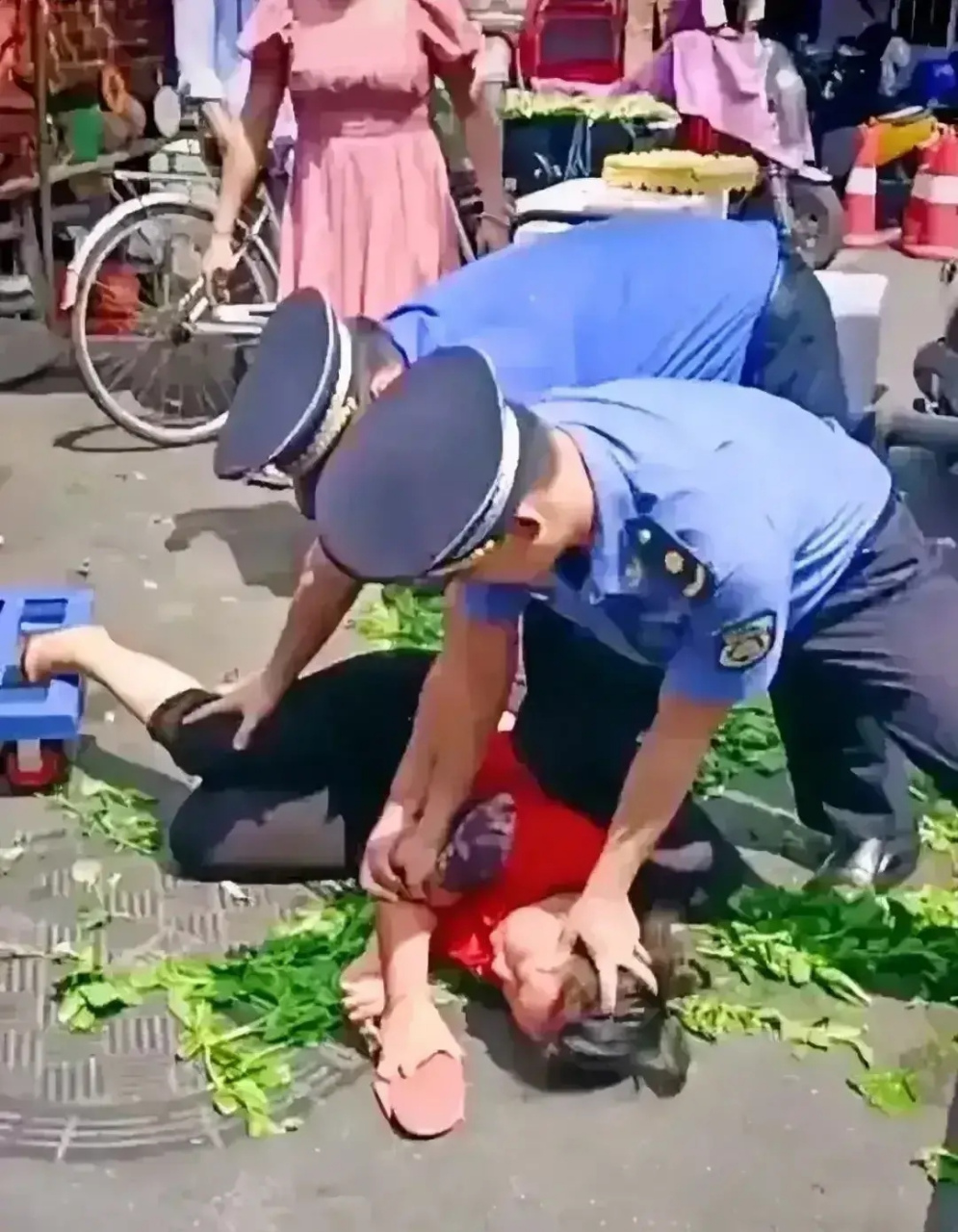 城管有执法权,但应该是有限的!这种老鹰抓小鸡式的威