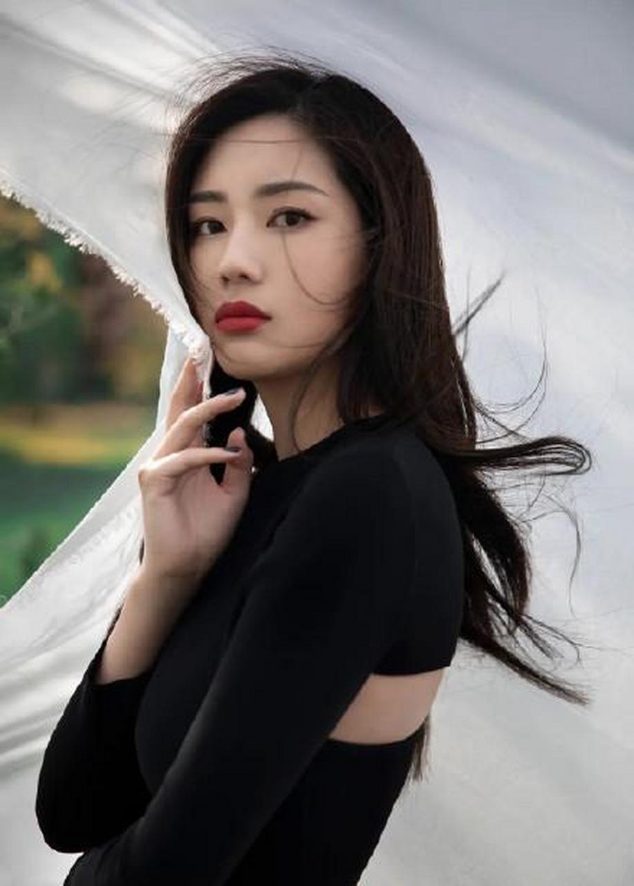 周晓凡充满力量感的演员,能在好人与坏人之间无缝游走,凭借精湛的演技