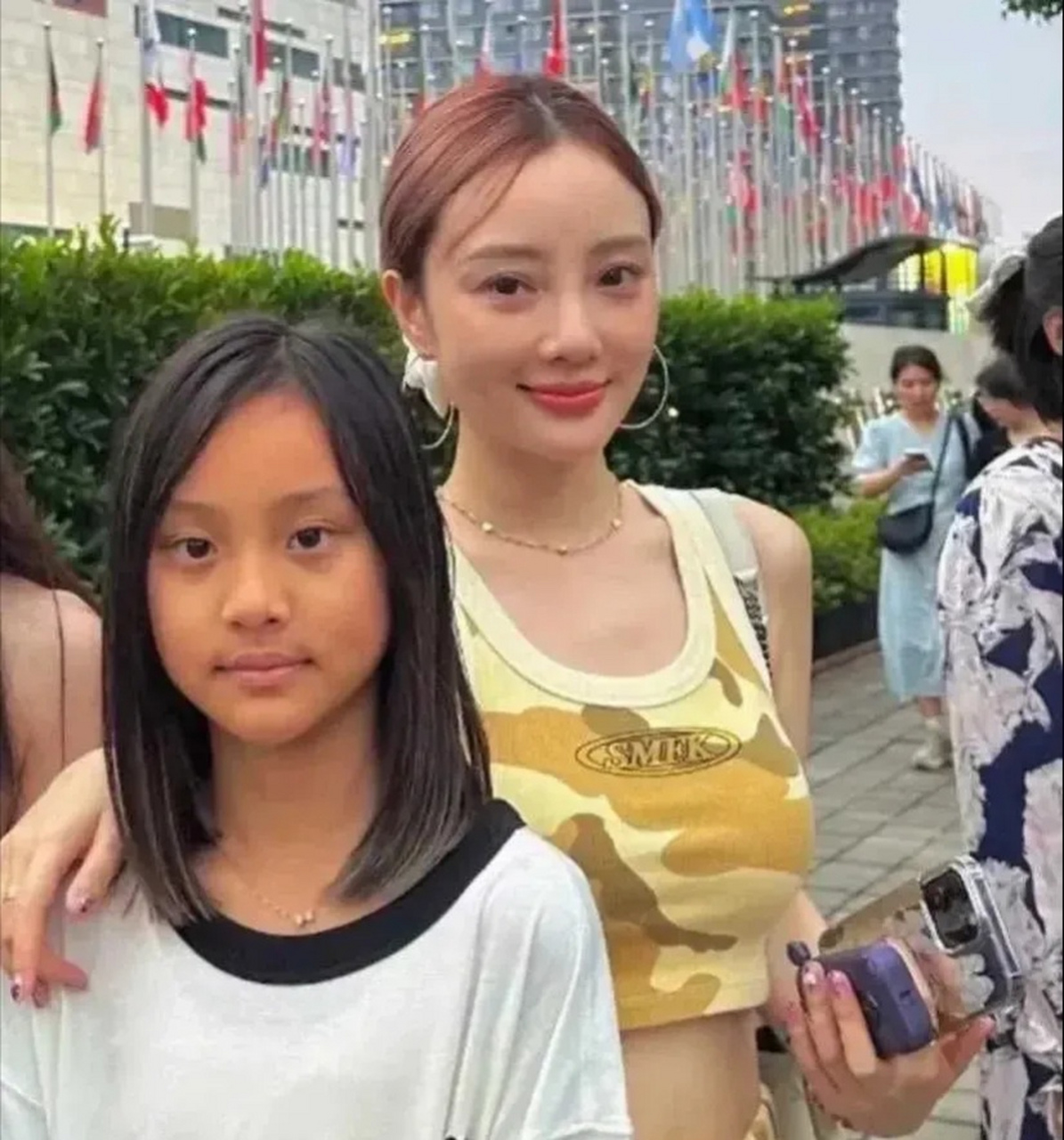 在无滤镜的情况下甜心居然是这么黑,站在冷白皮的妈妈旁边,简直就是两