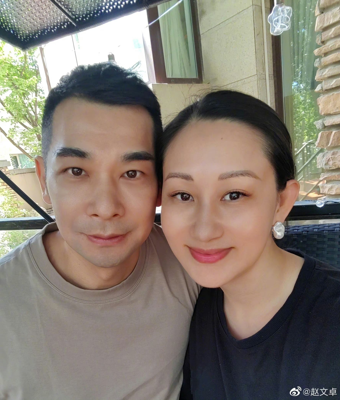 赵文卓与张丹露十七年结婚纪念日. 今天,赵文卓在社交平台上晒出他们