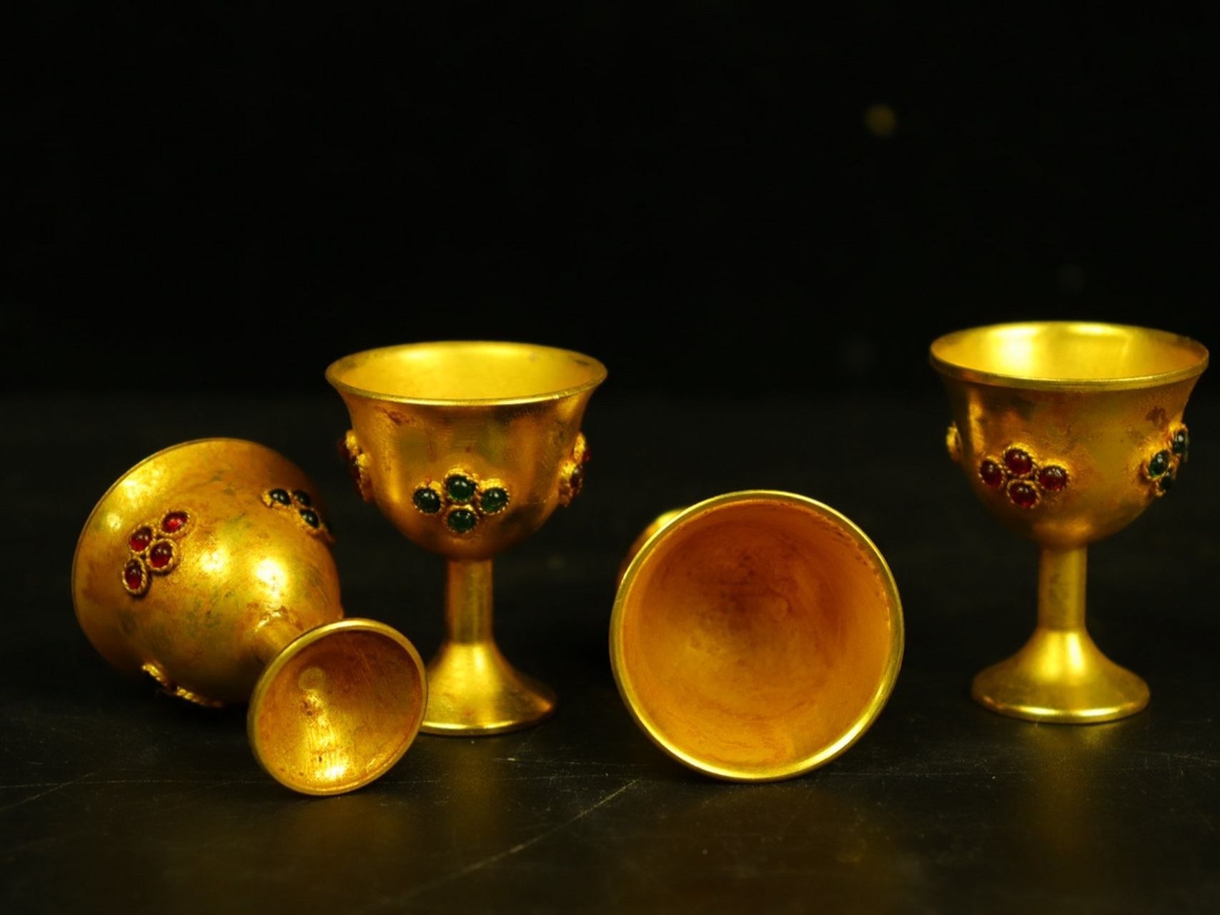 珍藏清代铜鎏金镶嵌红宝石酒具一套,盘子尺寸直径23厘米,高3厘米,酒壶