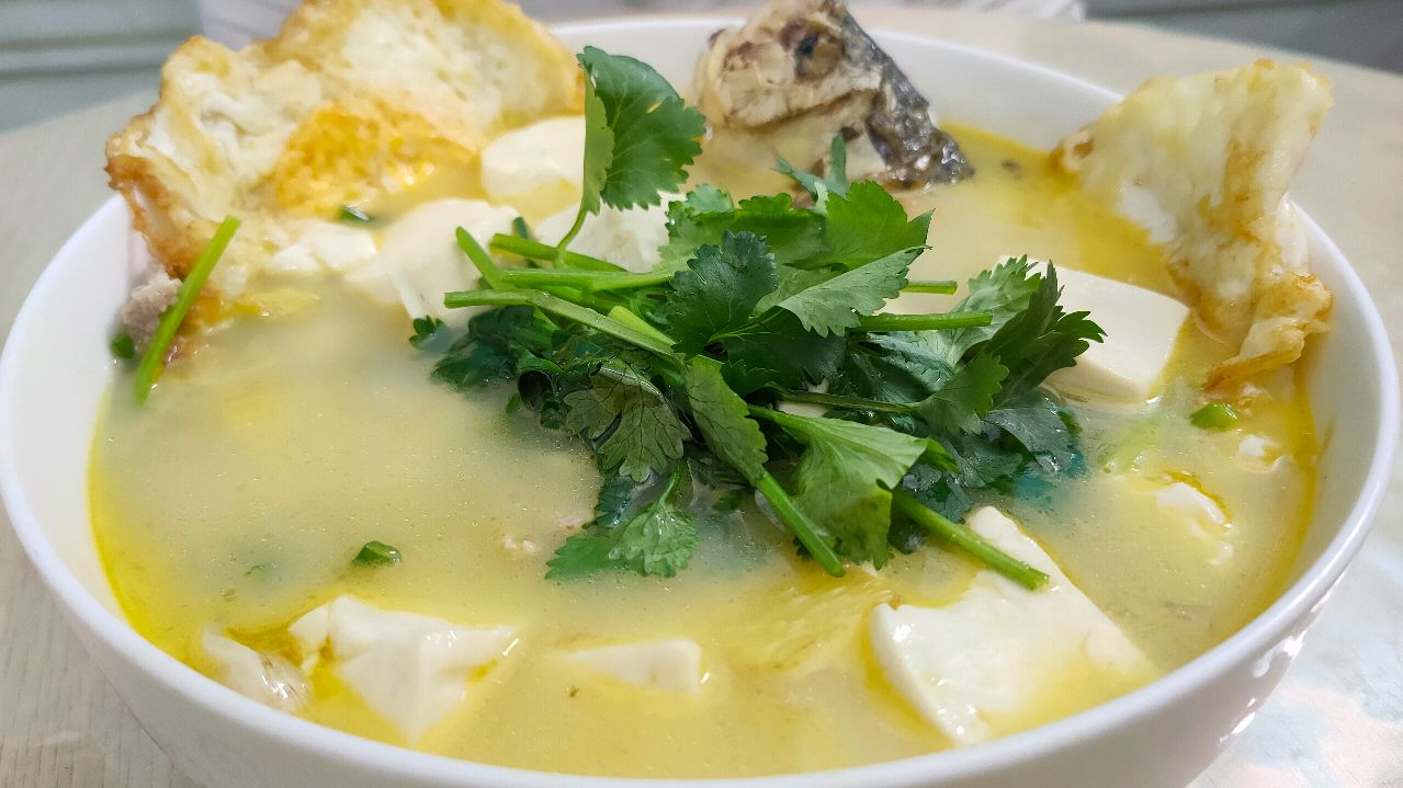 《荷包蛋鲫鱼豆腐汤》汤鲜味美有营养,全家人都爱喝