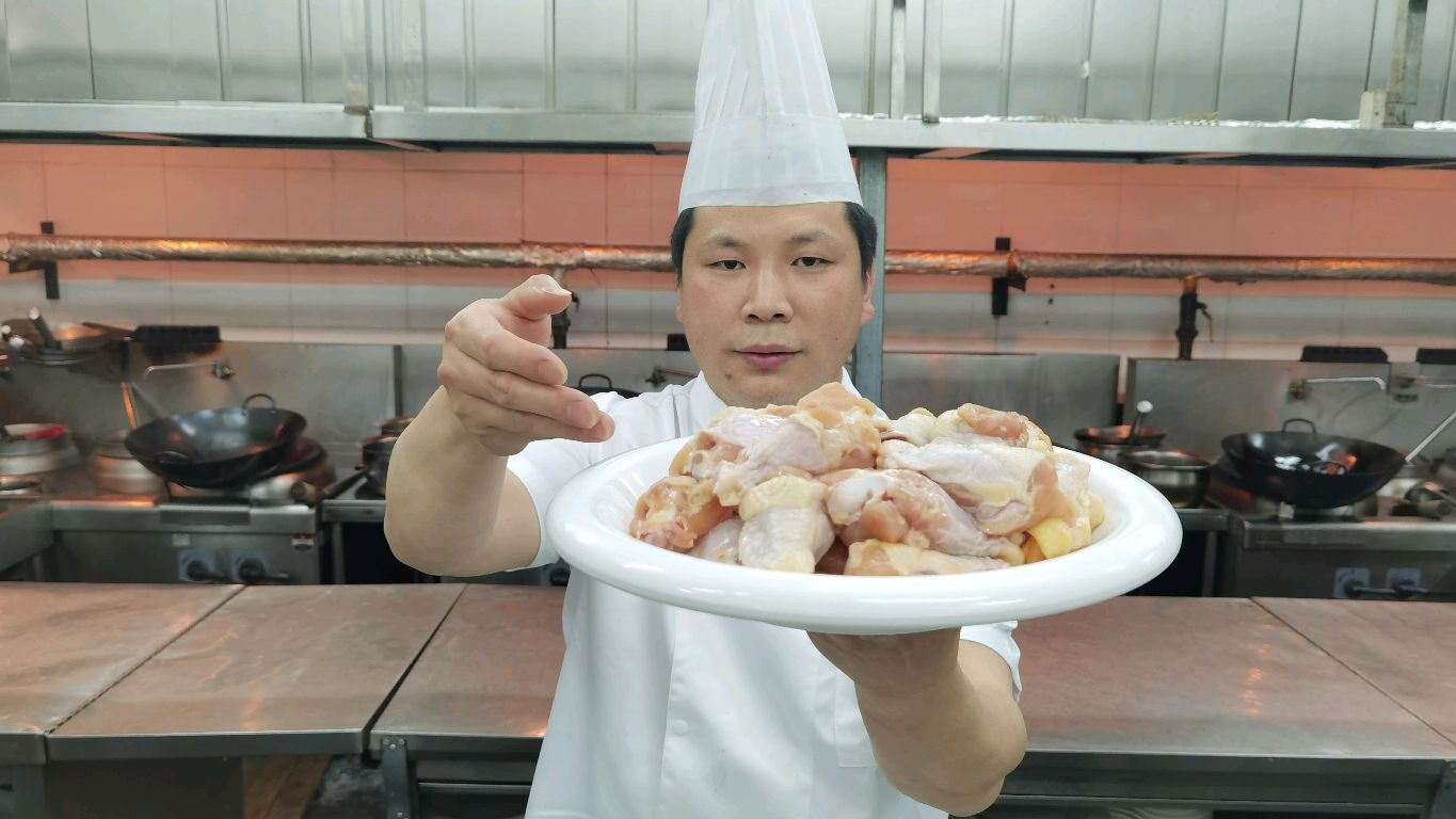 酒店大厨教你:“红烧鸡翅根”的做法,不用油炸不用煎