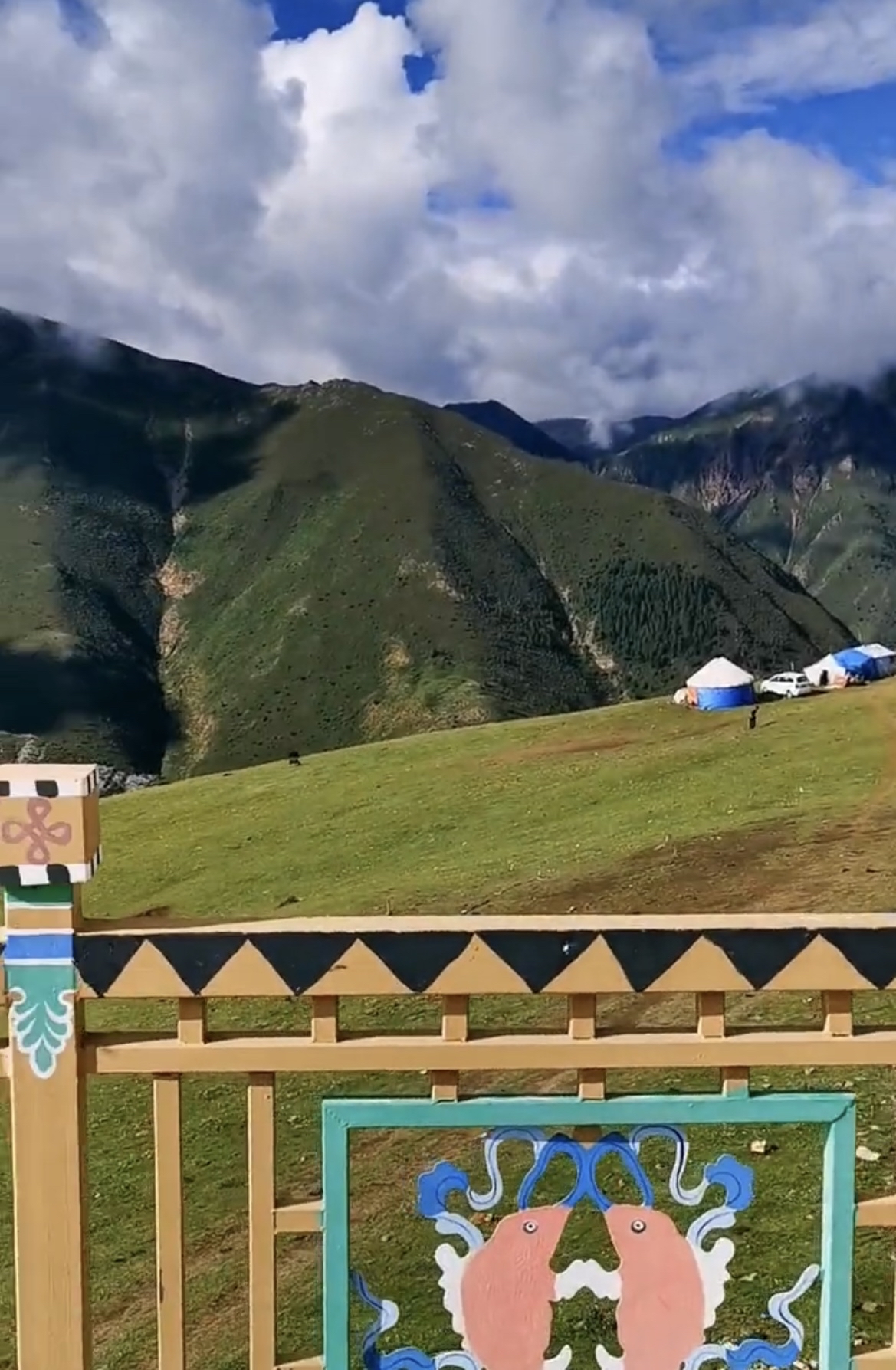 是邦达至昌都必经的山峰海拔为4572米山势十分陡峭群峰耸立