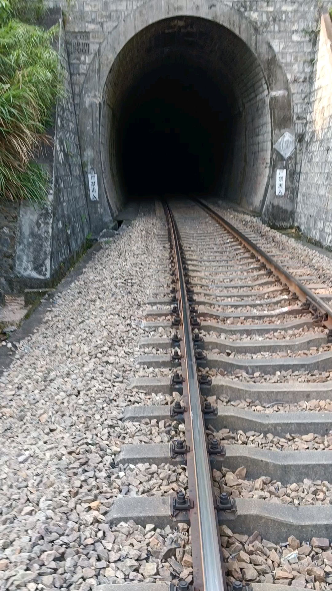 火车山洞入口往去里面漆黑一片