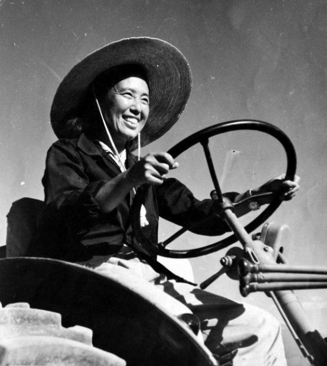老照片丨1950～70年代的女拖拉机手