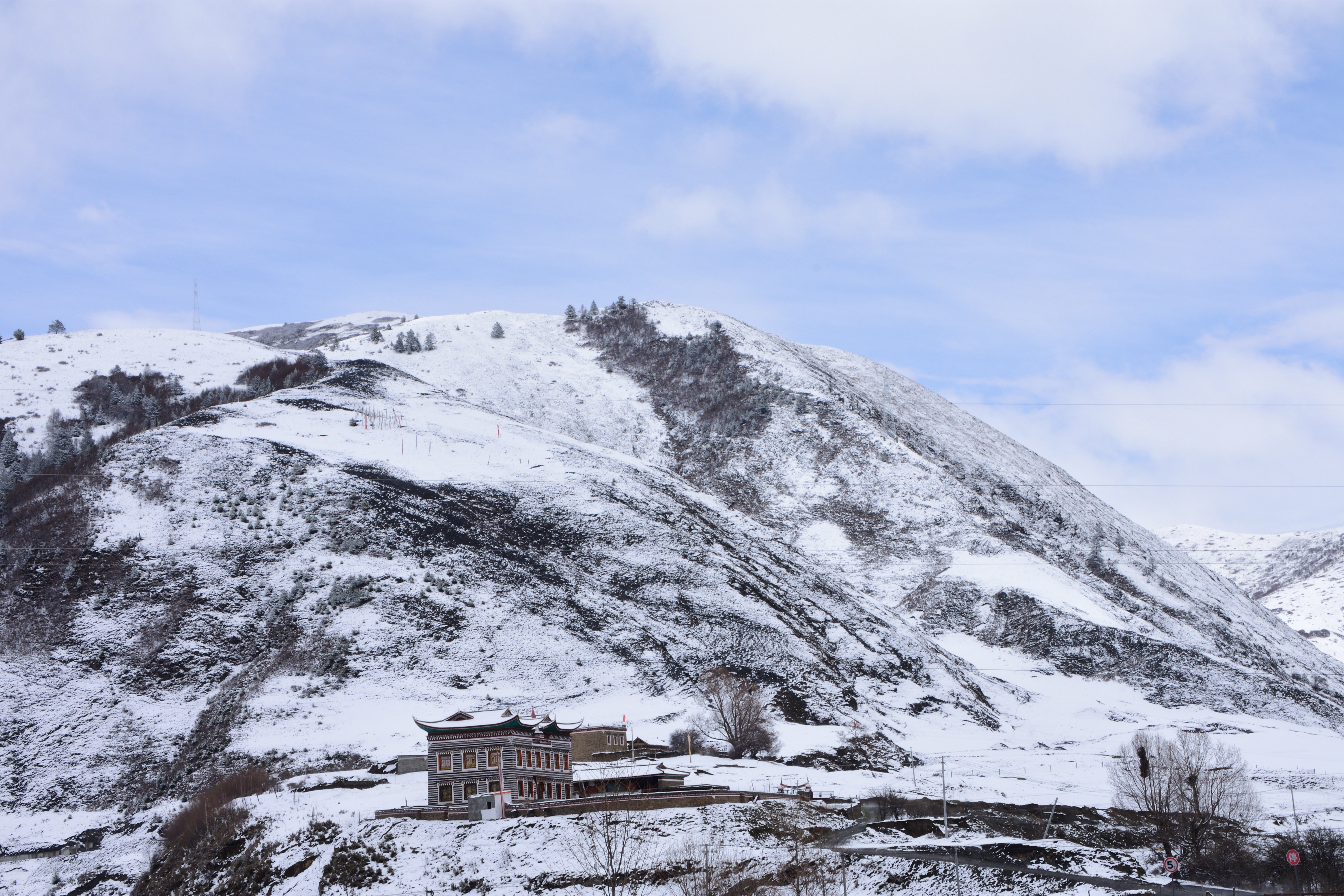 初夏冬雪天一甘孜新都桥