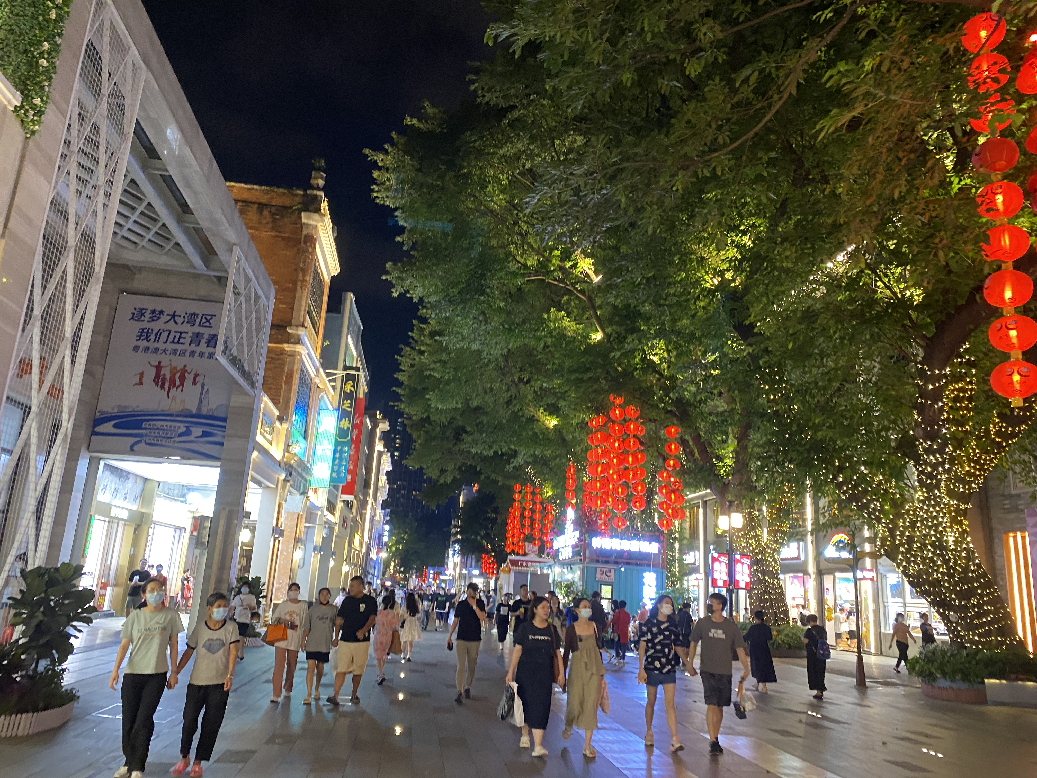 广州的北京路步行街,真是太热闹了!深更半夜竟然还有那么多人