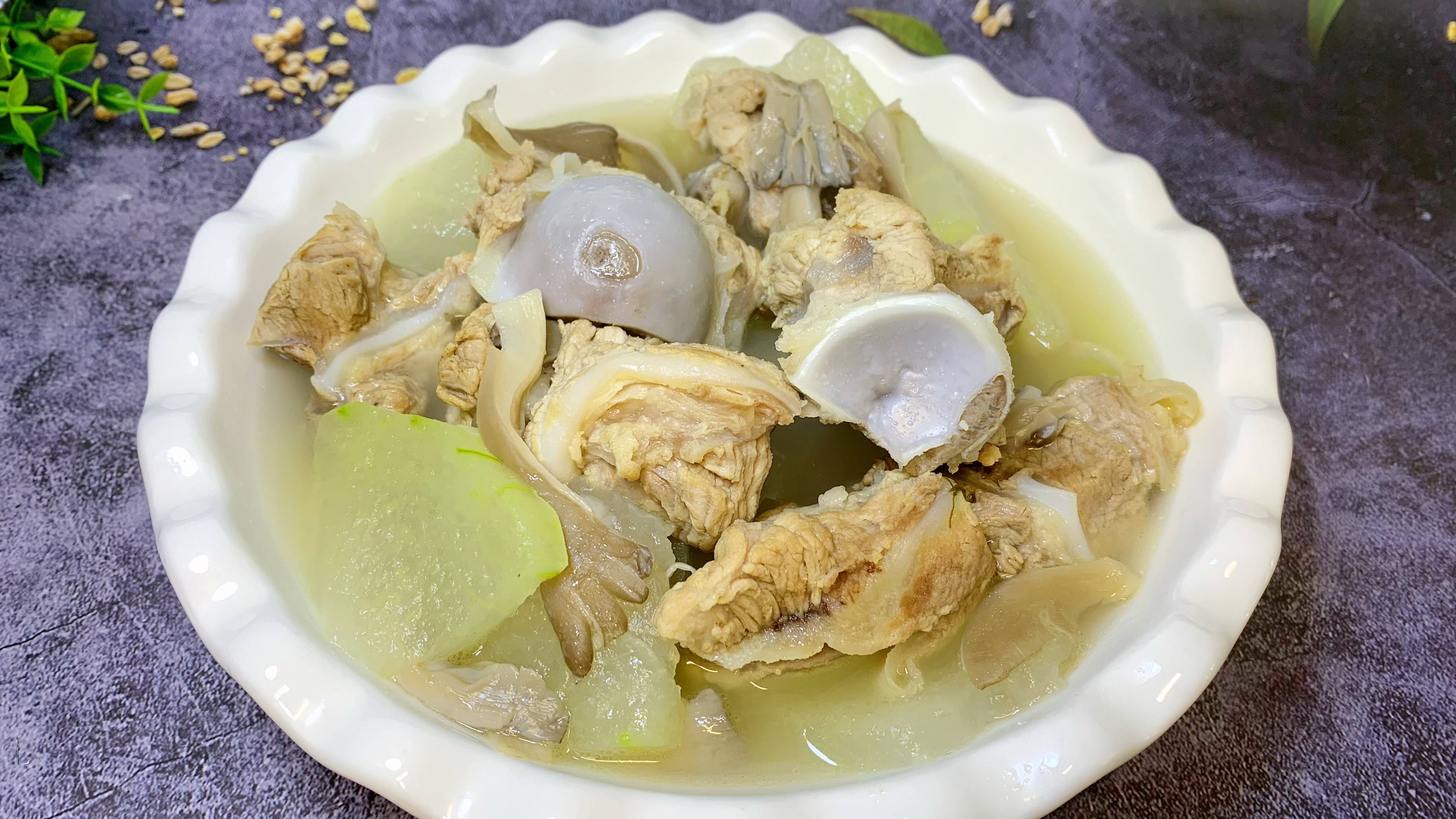 喝完秋天的第一杯奶茶,一定要来一碗这样的骨头汤,鲜香味美好喝