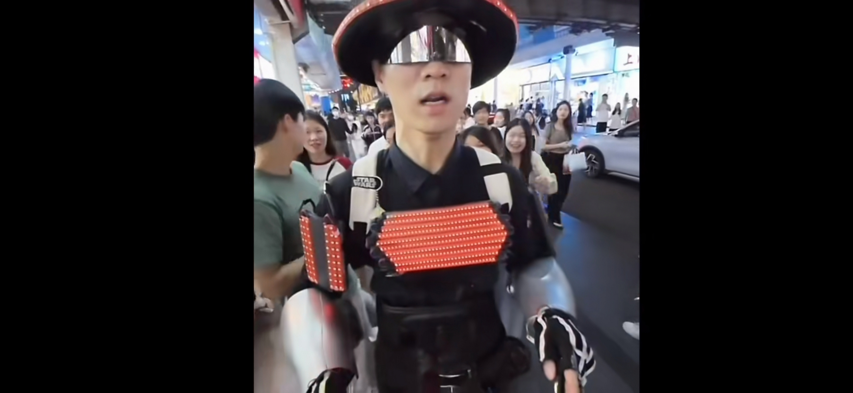 近日,深圳市民在街头惊奇地发现一位机器人帅哥在逛街.