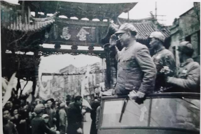 看看老照片:1950年解放军进入春城昆明,老百姓夹道欢迎