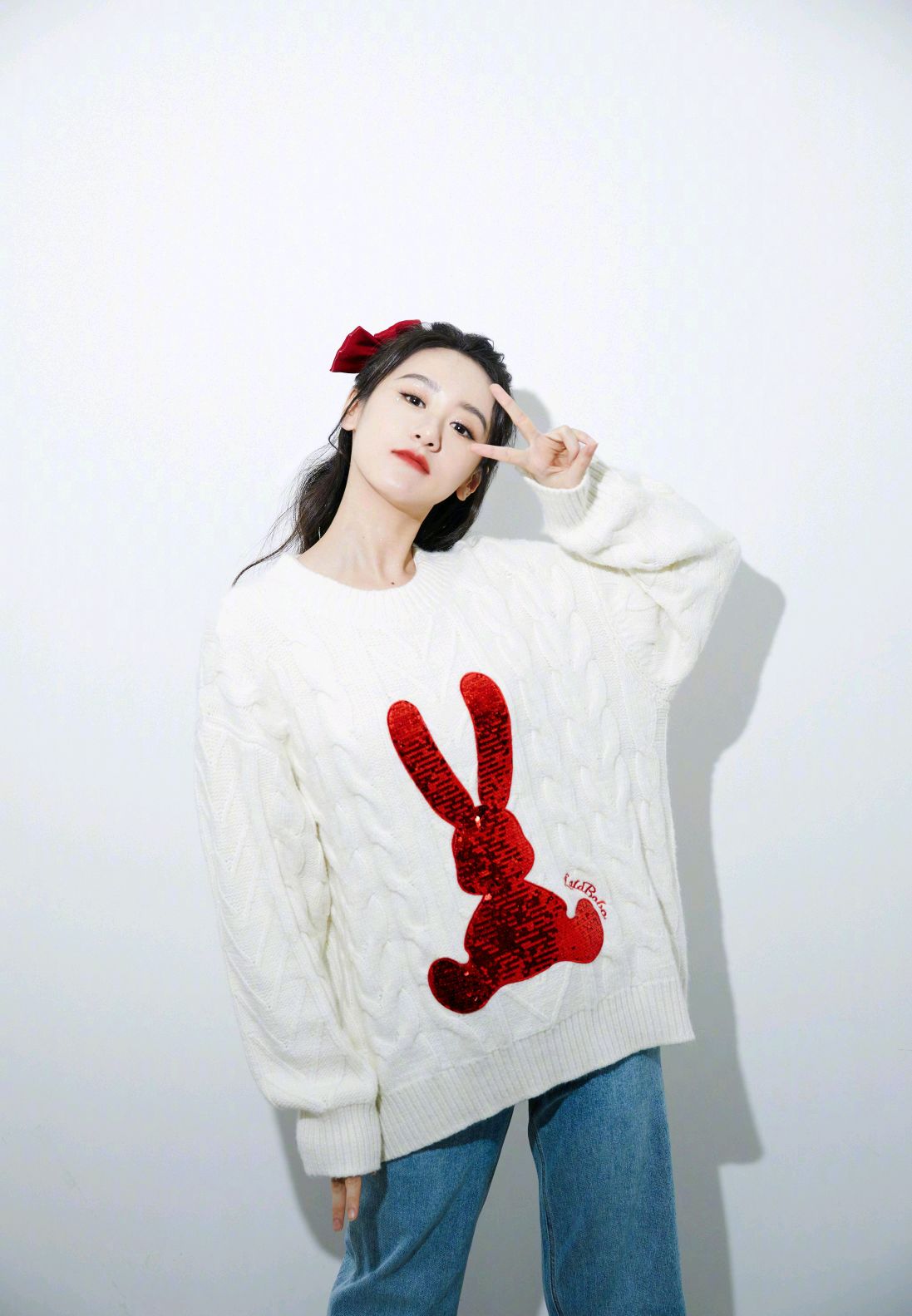 袁冰妍身着白色兔子亮片印花针织毛衣,搭休闲牛仔裤,俏皮可爱