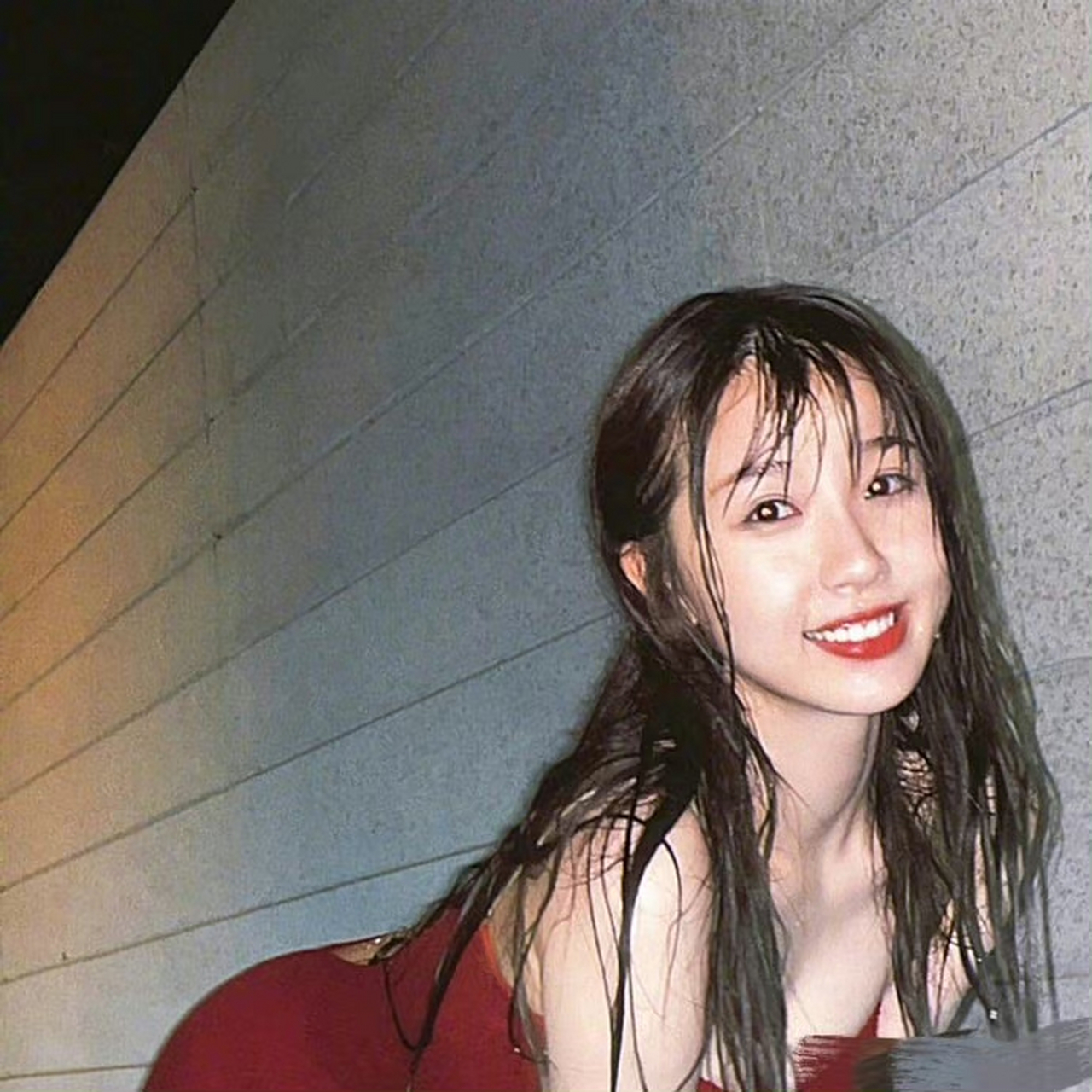 虞书欣红色泳装写真,太辣了[舔屏]#虞书欣