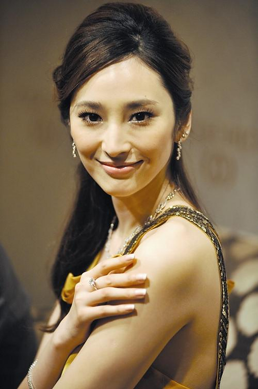 吴佩慈是个顶顶聪明的女明星啊!