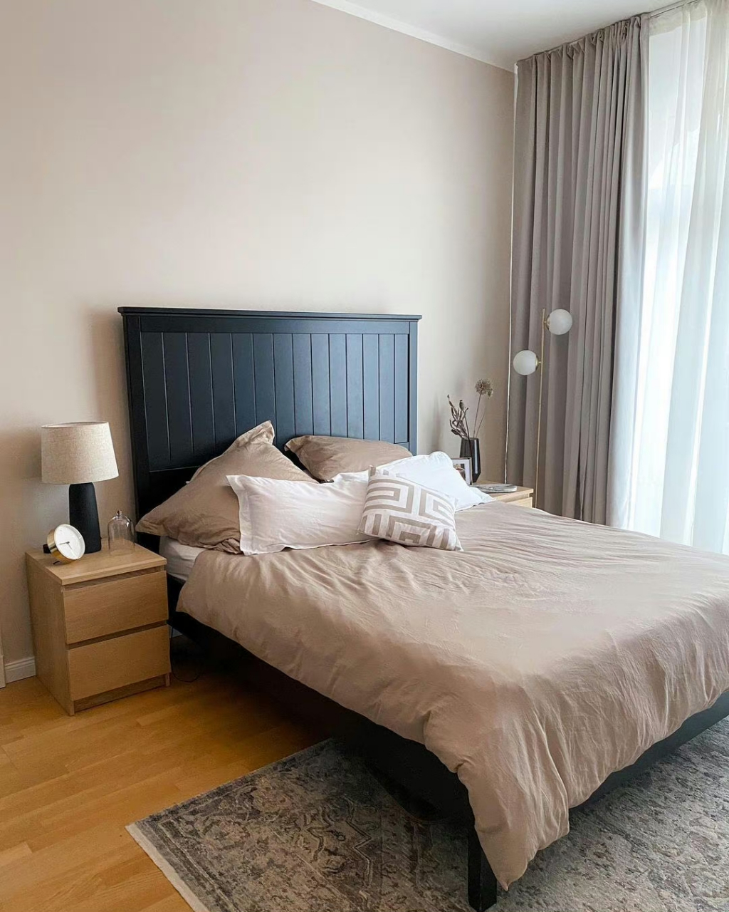 墙上挂着的是满满生活的记忆, 桌上摆着浪漫烛光是今夜快乐的前奏