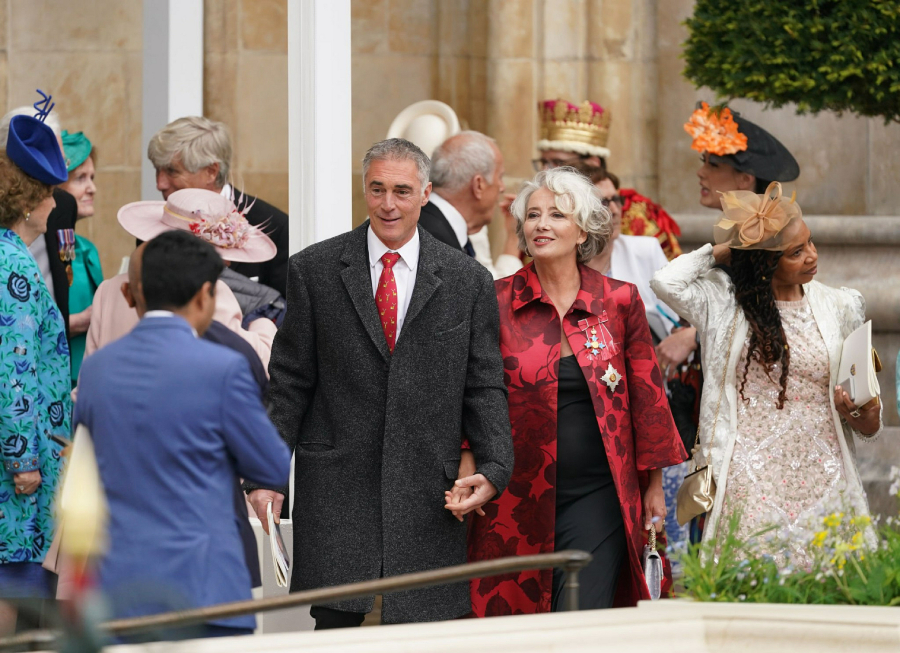 影后艾玛汤普森和丈夫greg wise亮相查尔斯加冕典礼,大女主的气场就是