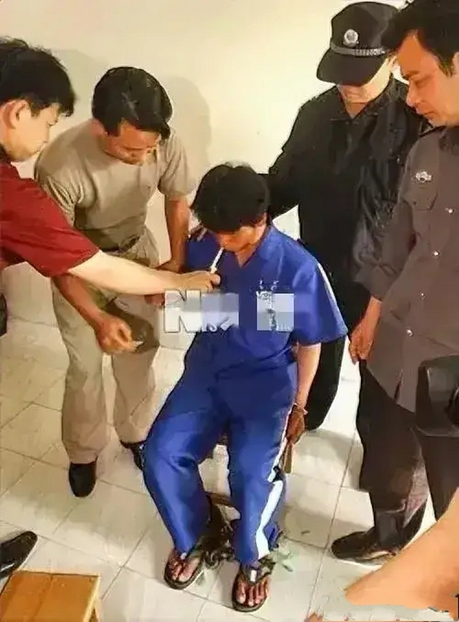 马加爵被执行死刑前,因过度紧张而浑身瘫软,工作人员帮他点燃一支烟