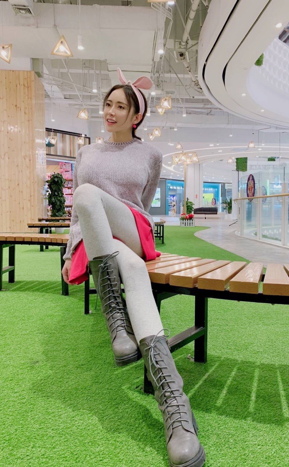 美女车模潘春春图片壁纸