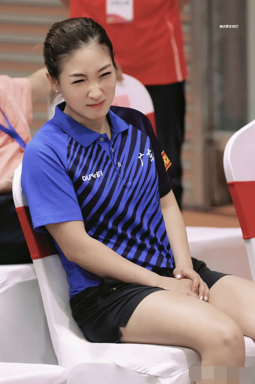4月16日刘诗雯参加了粤港澳大湾区乒乓球挑战赛,扎着丸子头身穿蓝色