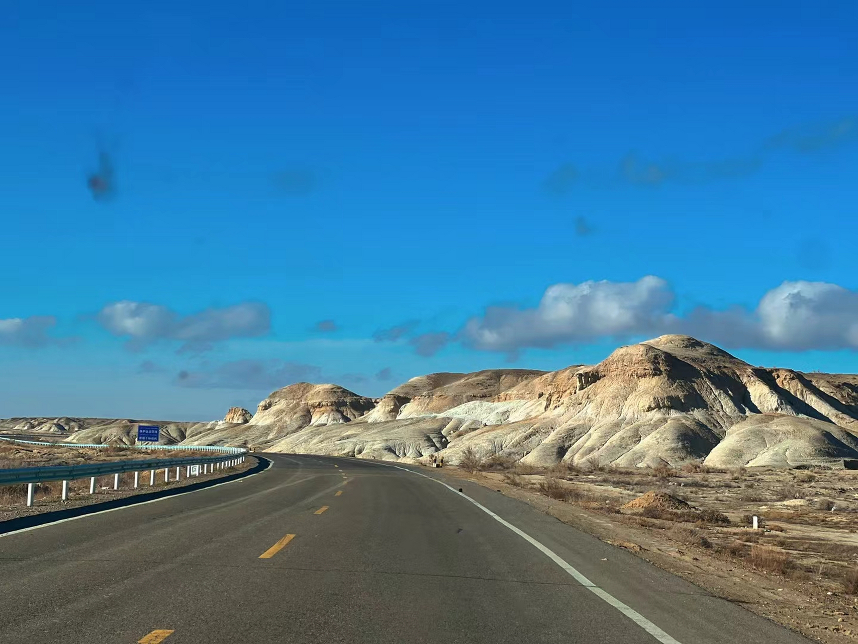 s21阿乌高速,乌鲁木齐出发,穿越我国第二大沙漠--古尔班通古特沙漠