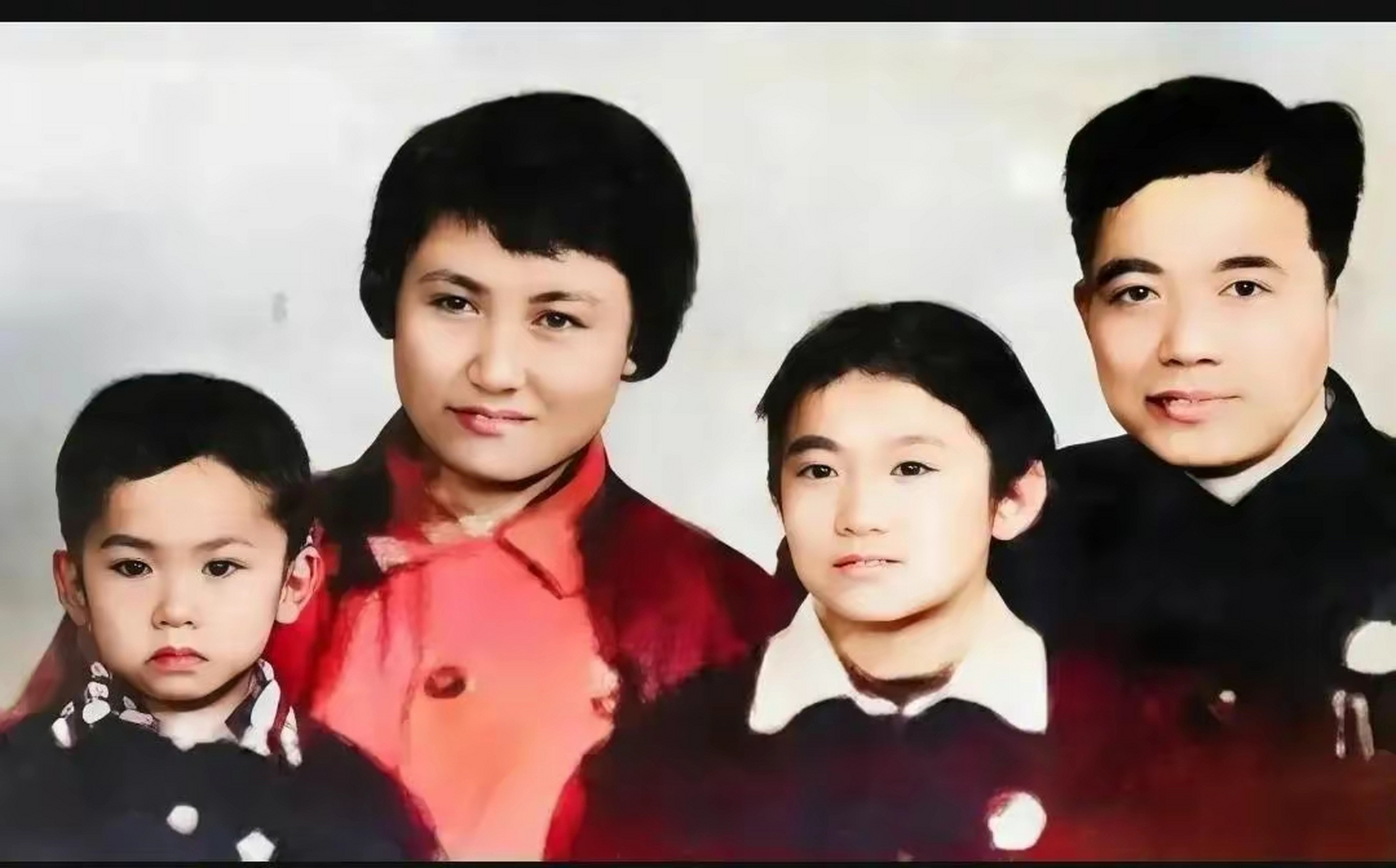 60年代,张志新和丈夫曾真,儿子曾林林,女儿曾彤彤,来到照相馆,留下了