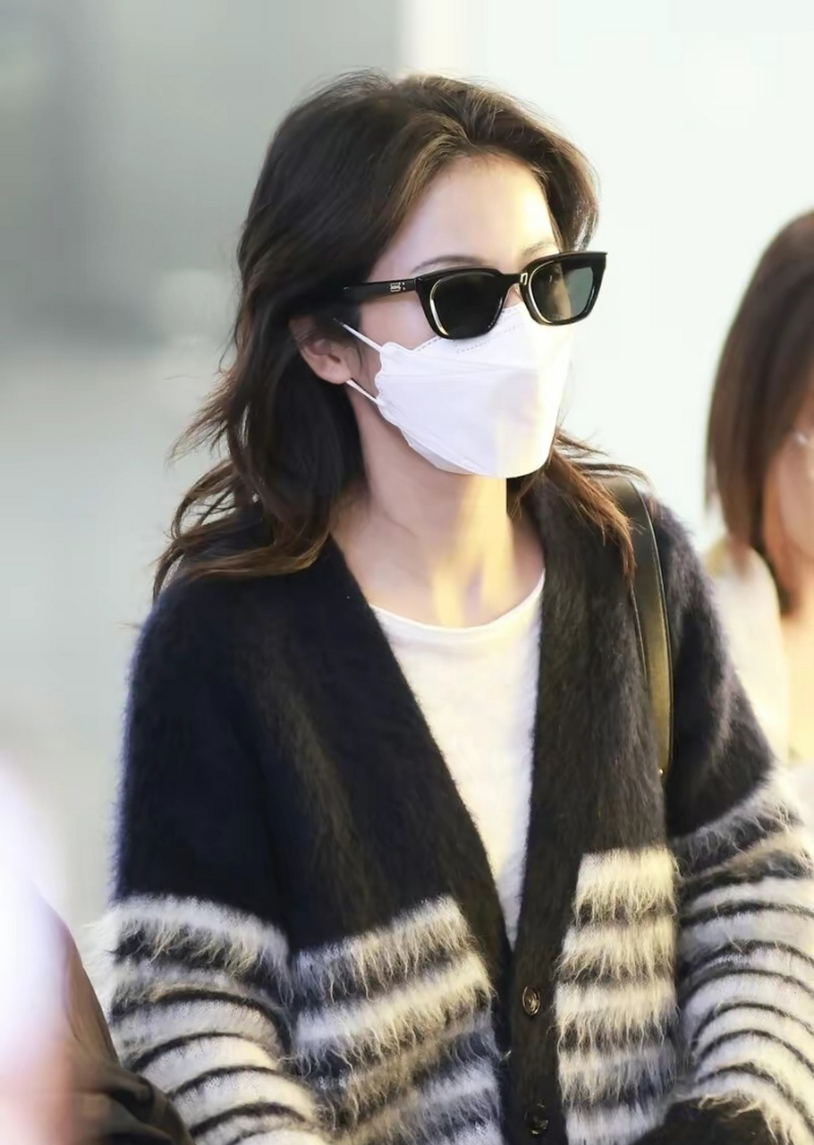 周雨彤机场街拍穿搭 这一次,穿了一件条纹开衫 搭配一条牛仔裤 整个