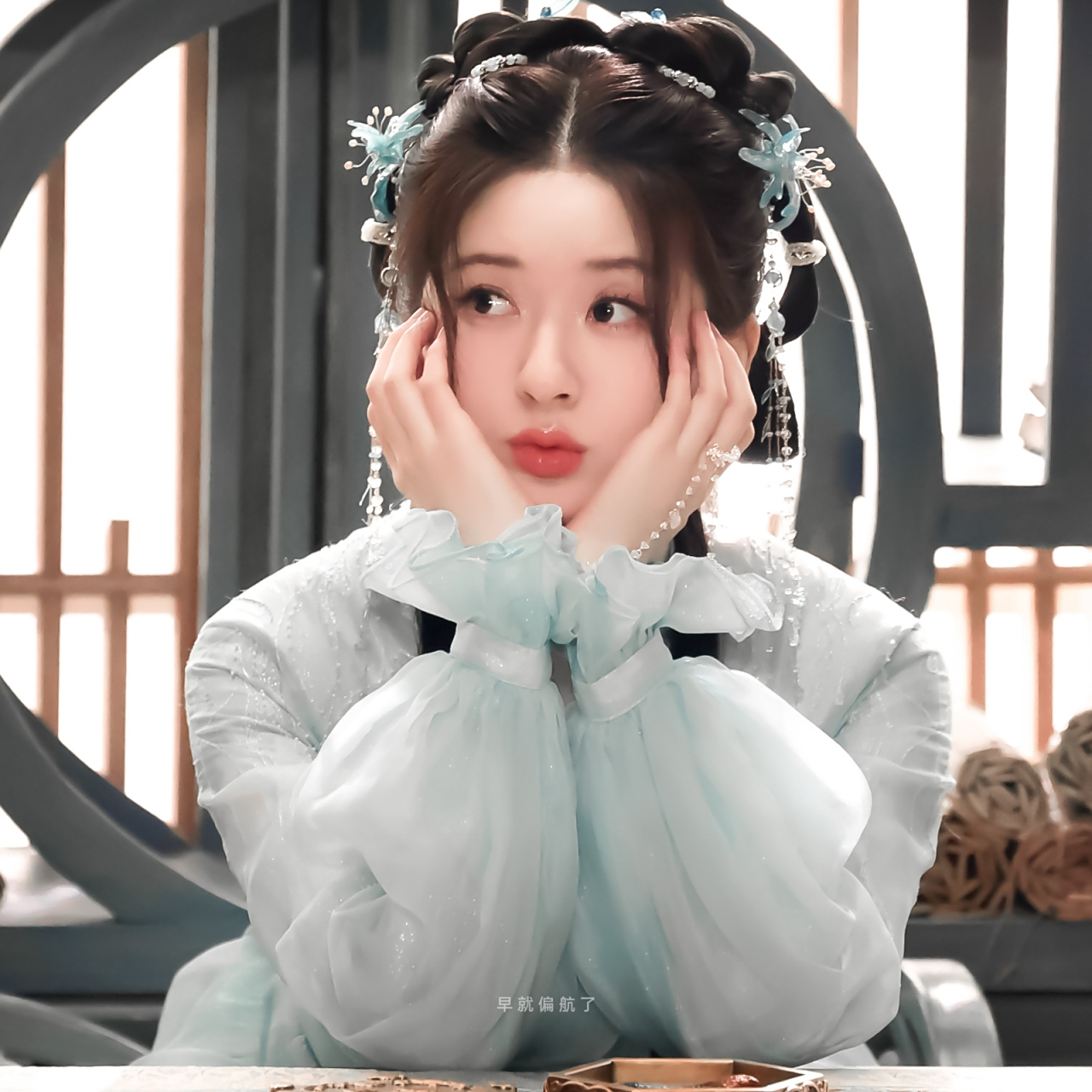 赵露思的古装剧我都看,神隐里这个眉毛化成这样是得罪造型师了吗,是