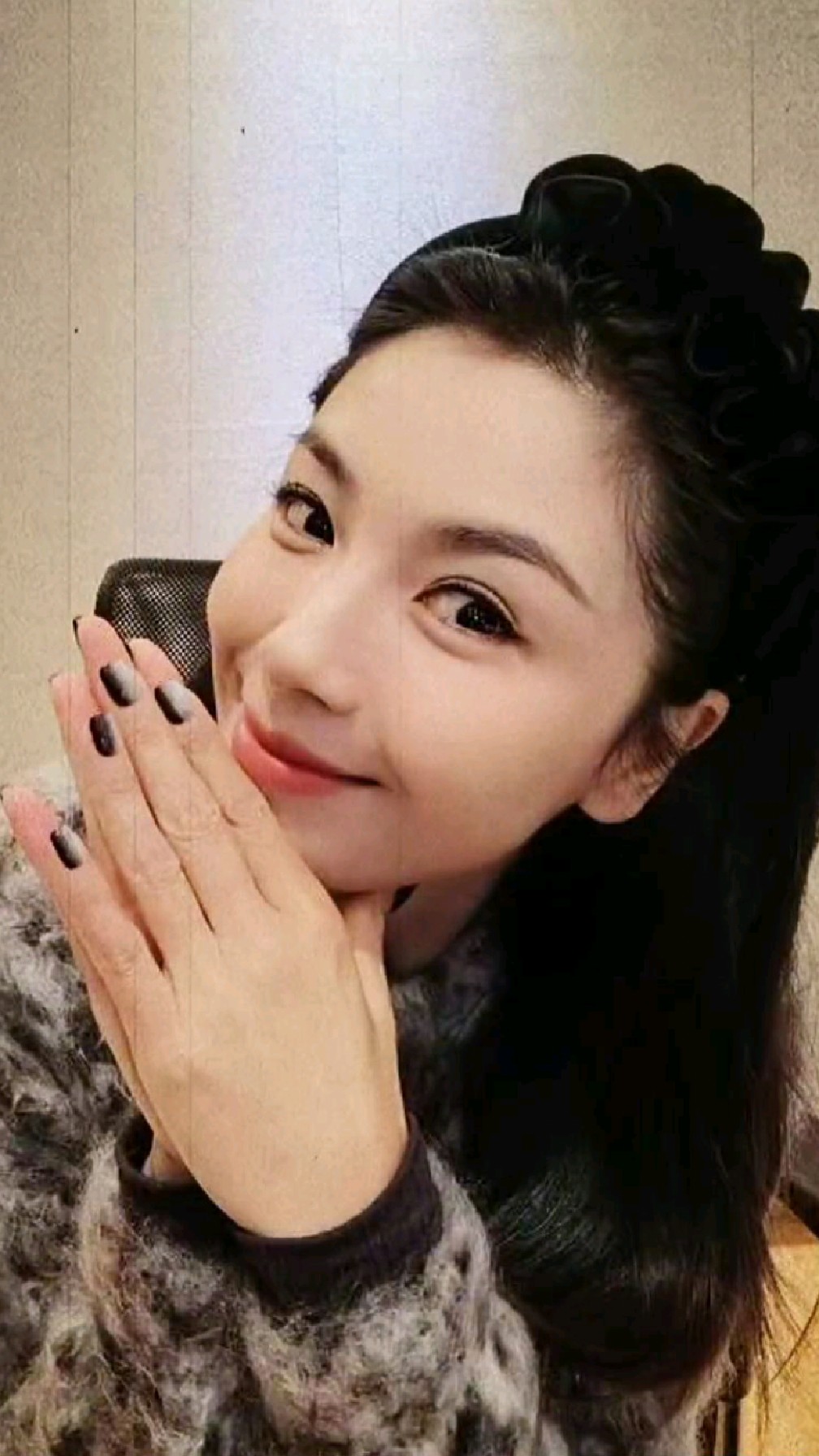 刘涛对镜晒美甲自拍姿势可爱 戴黑框眼镜笑容温婉