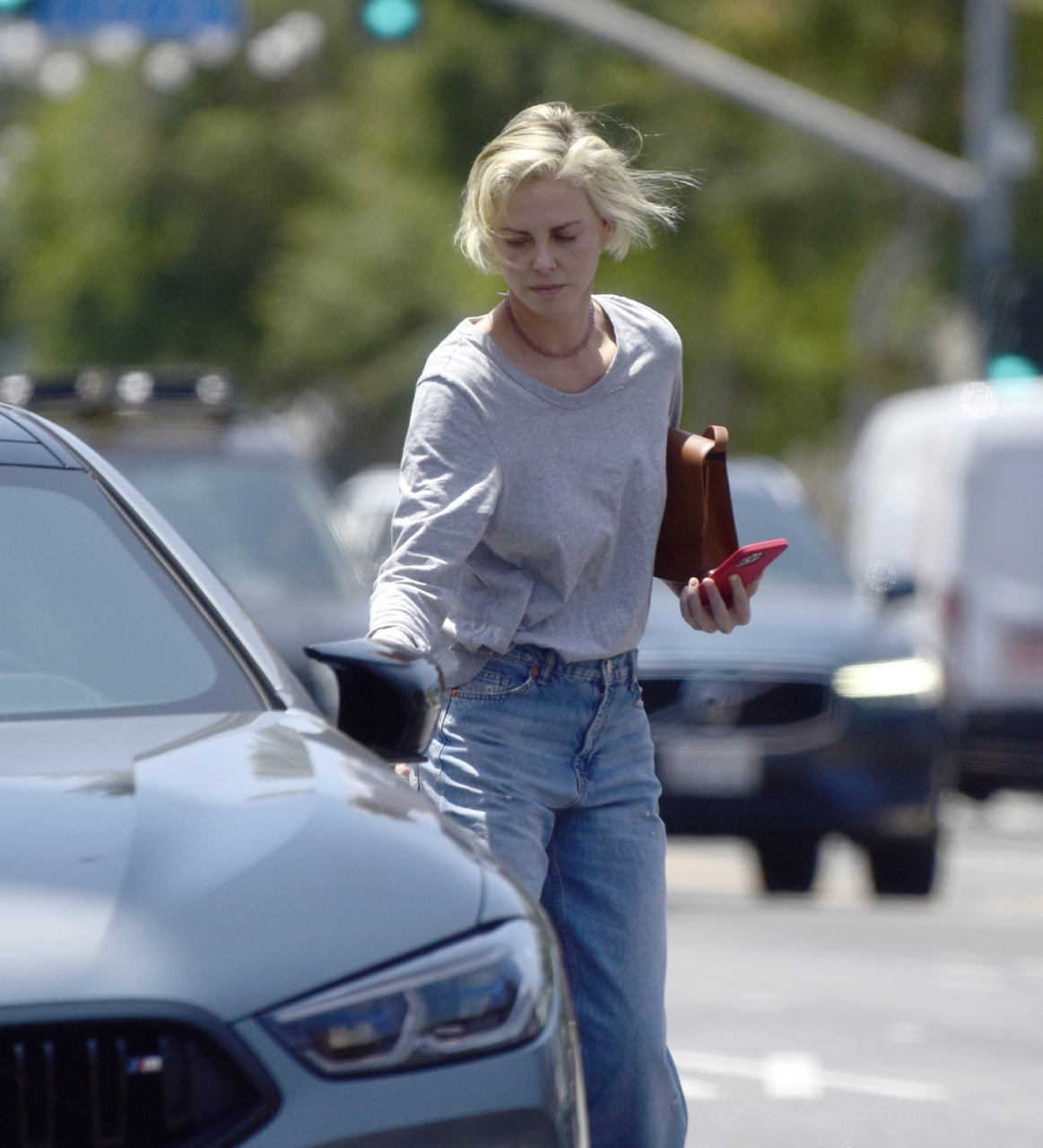 查理兹·塞隆在洛杉矶外出街拍