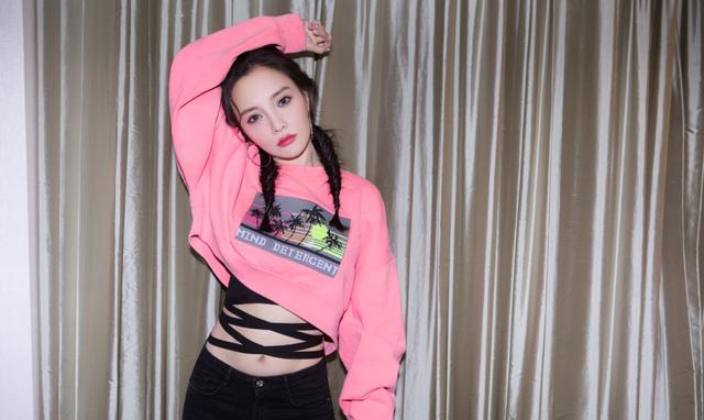李小璐粉色卫衣,配黑色牛仔裤清纯可爱,依然美如少女