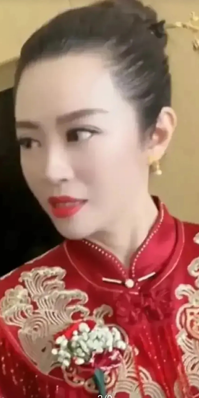 自打看了刘能儿子婚礼的视频,我被刘能前妻温美玲吸引了,尽管50多岁的