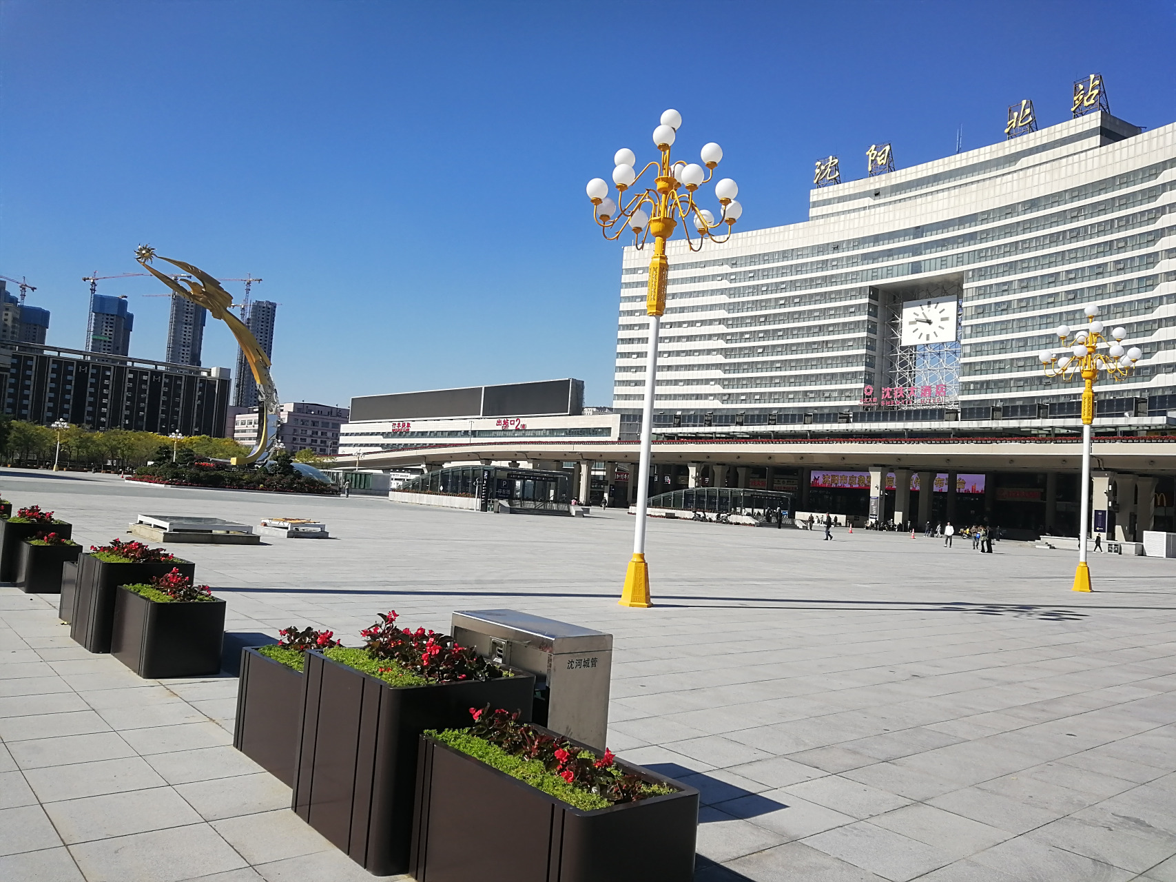站在沈阳北站南广场你都不好意思随意丢垃圾,吐痰啦!这修的太漂亮了! 