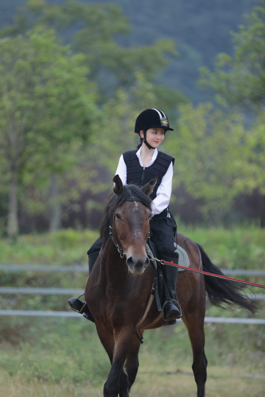 谭松韵骑马照,甜美的她也可以很飒!