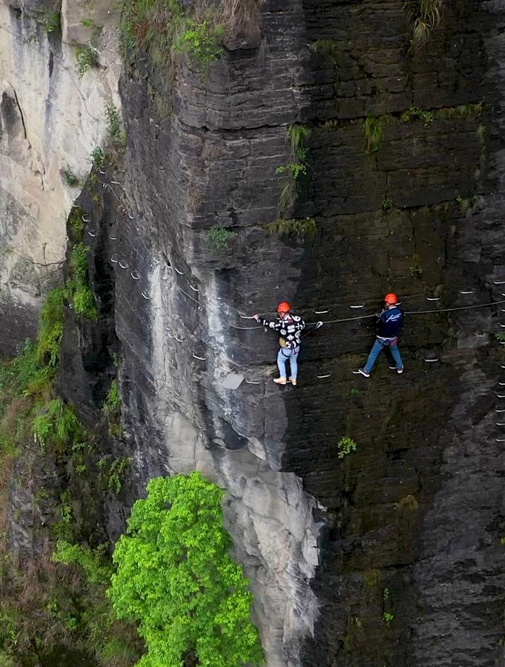 太危险了!在悬崖绝壁上行走,手机都掉下去了,看着真危险!