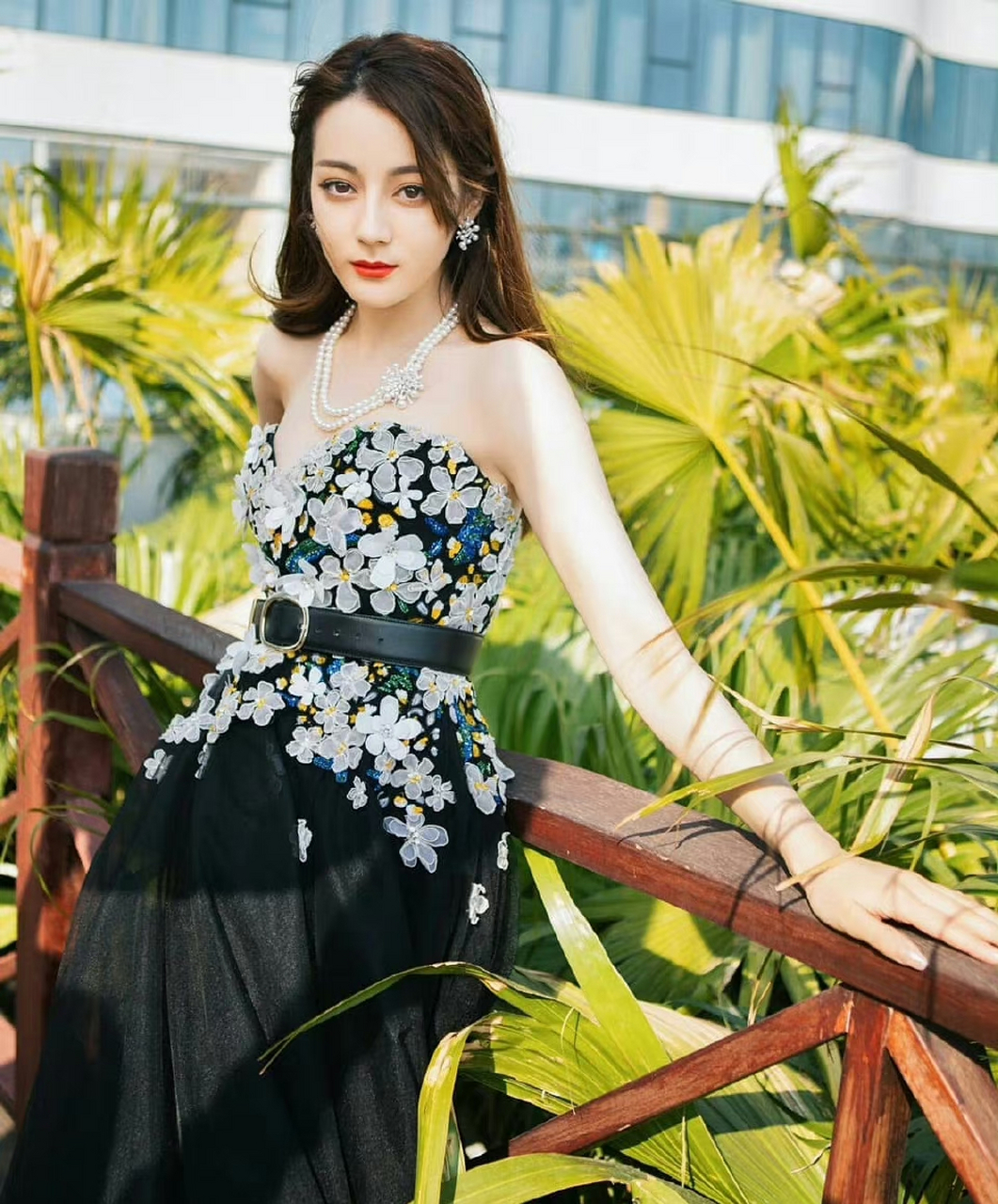 明星穿搭# #迪丽热巴#  热巴一袭黑色抹胸纱裙,靓丽温柔好迷人.