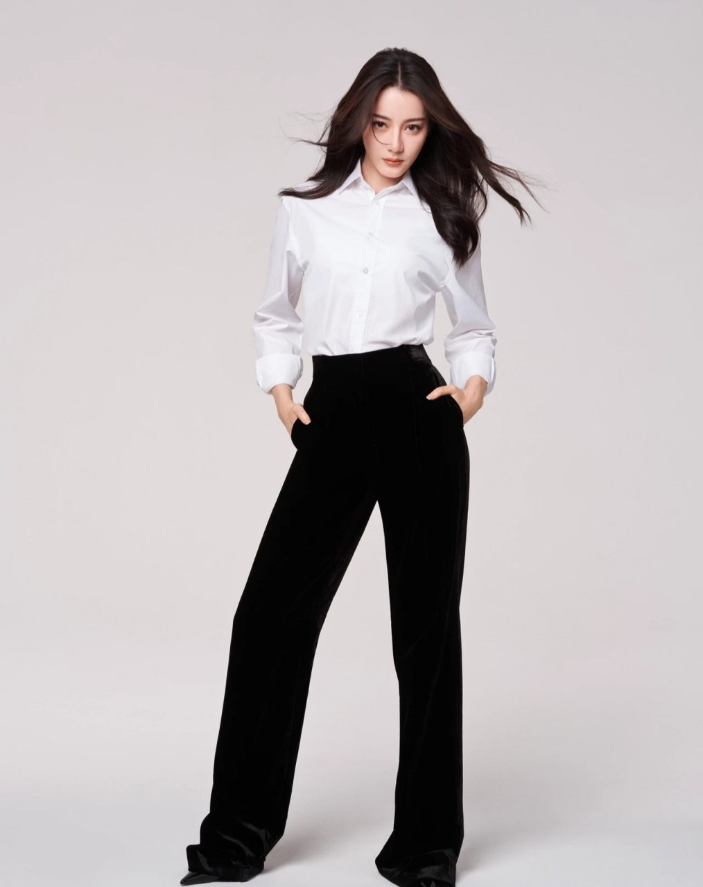 迪丽热巴身穿白色衬衫搭配黑色长裤,优雅知性,又美又飒!