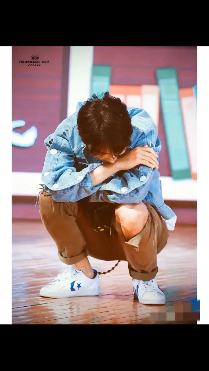 肖战 183.6的个蹲着就那么一点